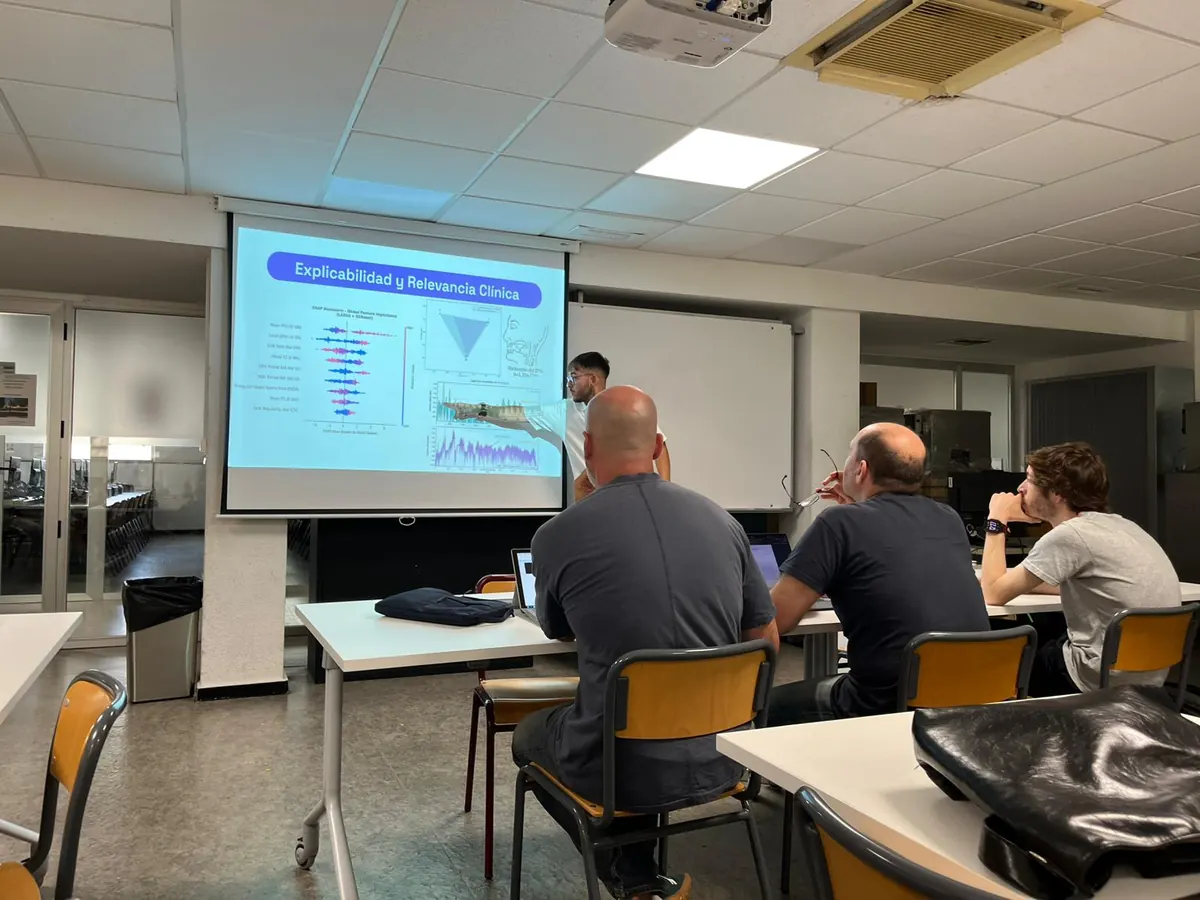 Iker Pacheco presentando el análisis de explicabilidad (SHAP) del proyecto de ELA